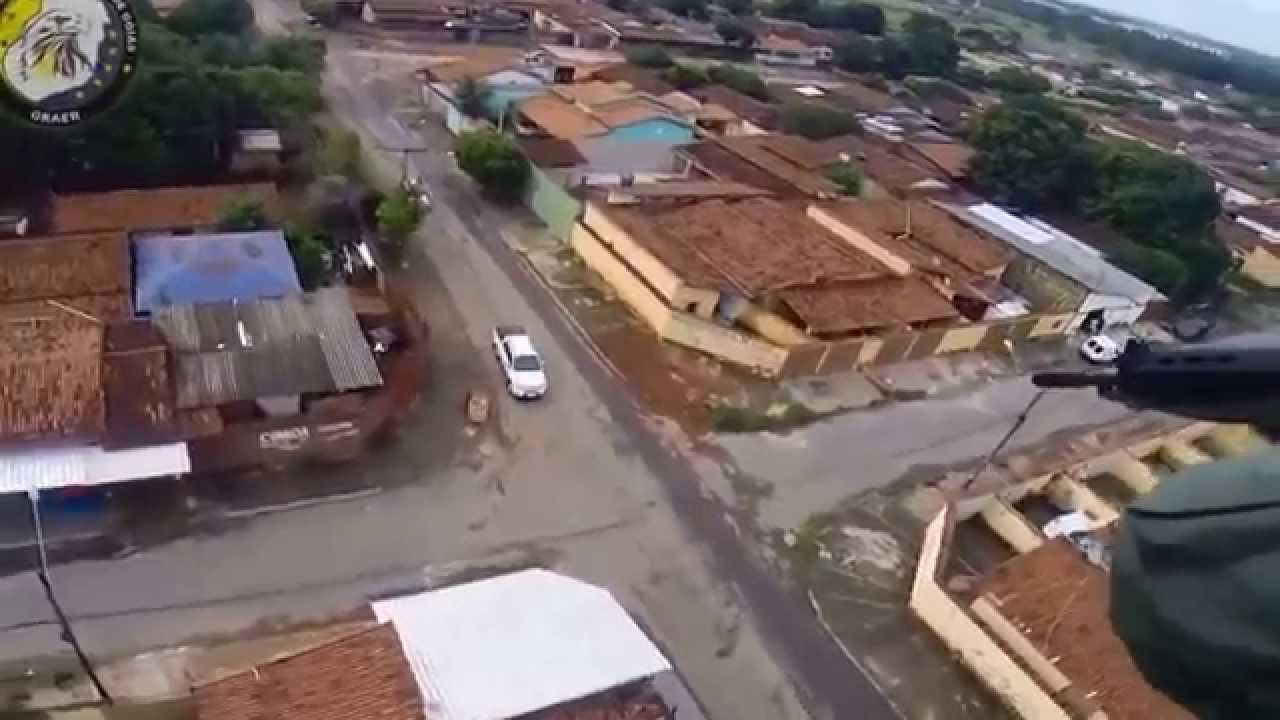 VIDEO: Brazīlijas policistus labāk lieki nekaitināt! (Brazilian Gangster Tries To Outrun Police As The Helicopter Gun Squad Shoot At His Car!)
