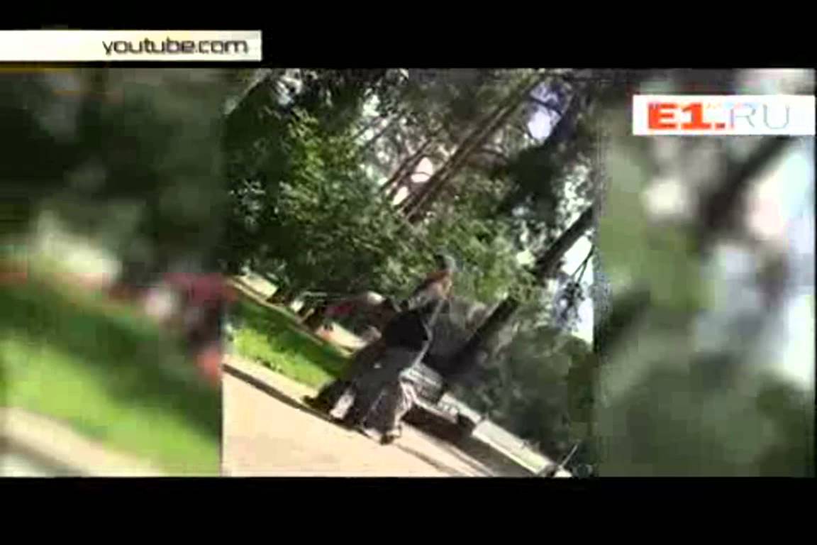 VIDEO: Drausmas! Vecmamma izved pastaigā savu.. mazmeitu! (Женщина выгуливала ребенка на поводке в центре Екатеринбурга)