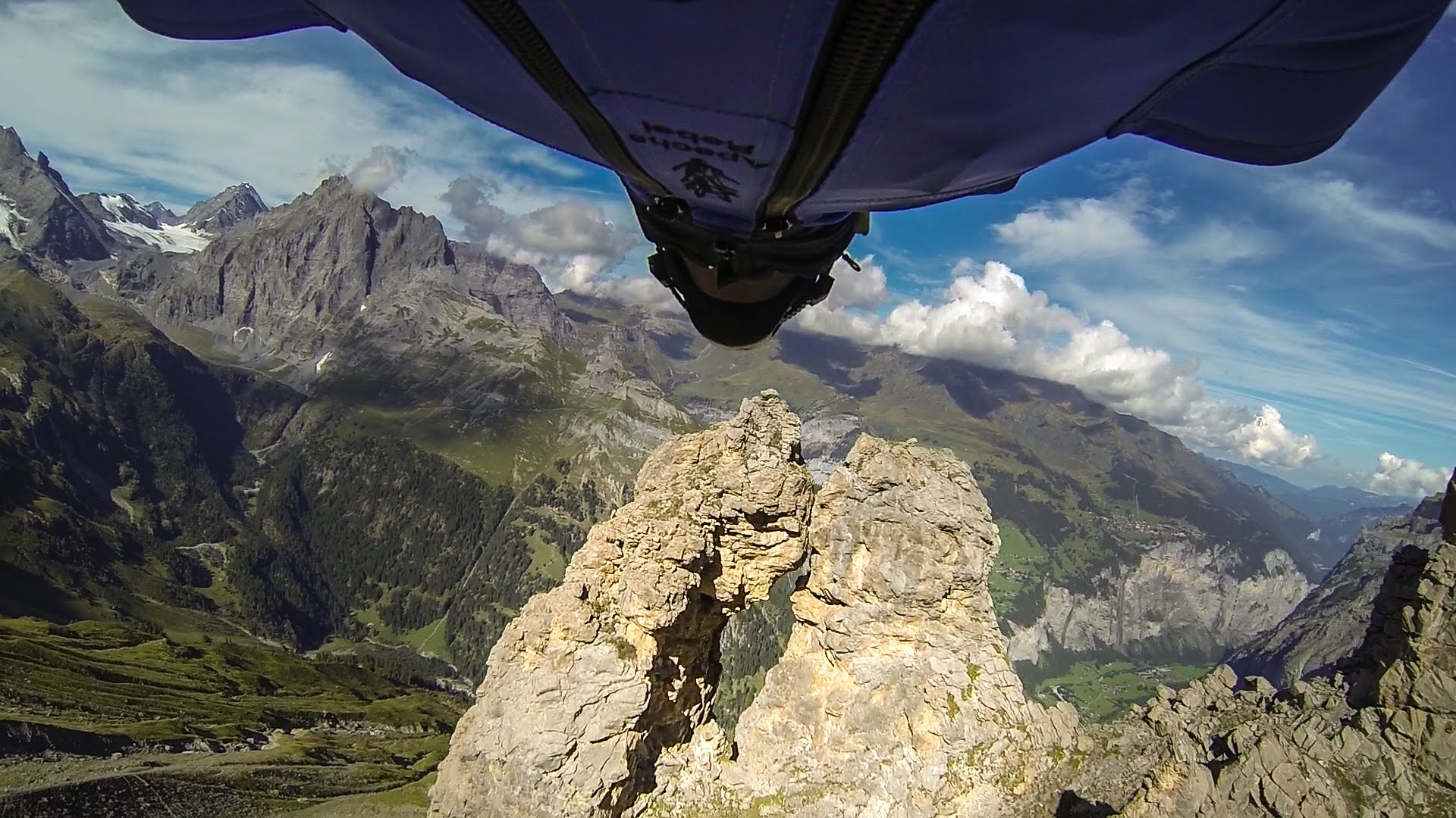 VIDEO: Drosme vai muļķība? Vīrietis ar vēja kostīmu mežonīgā ātrumā mēģina “izlidot” cauri 2 metrus platai klintij! (Wingsuit Flight Through 2 Meter Cave – Uli Emanuele)
