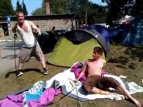 VIDEO: Festivālu laiks ir klāt! Kāpēc dzērumā celt telti nav laba ideja? (Two drunk guys trying to setting up a tent!)