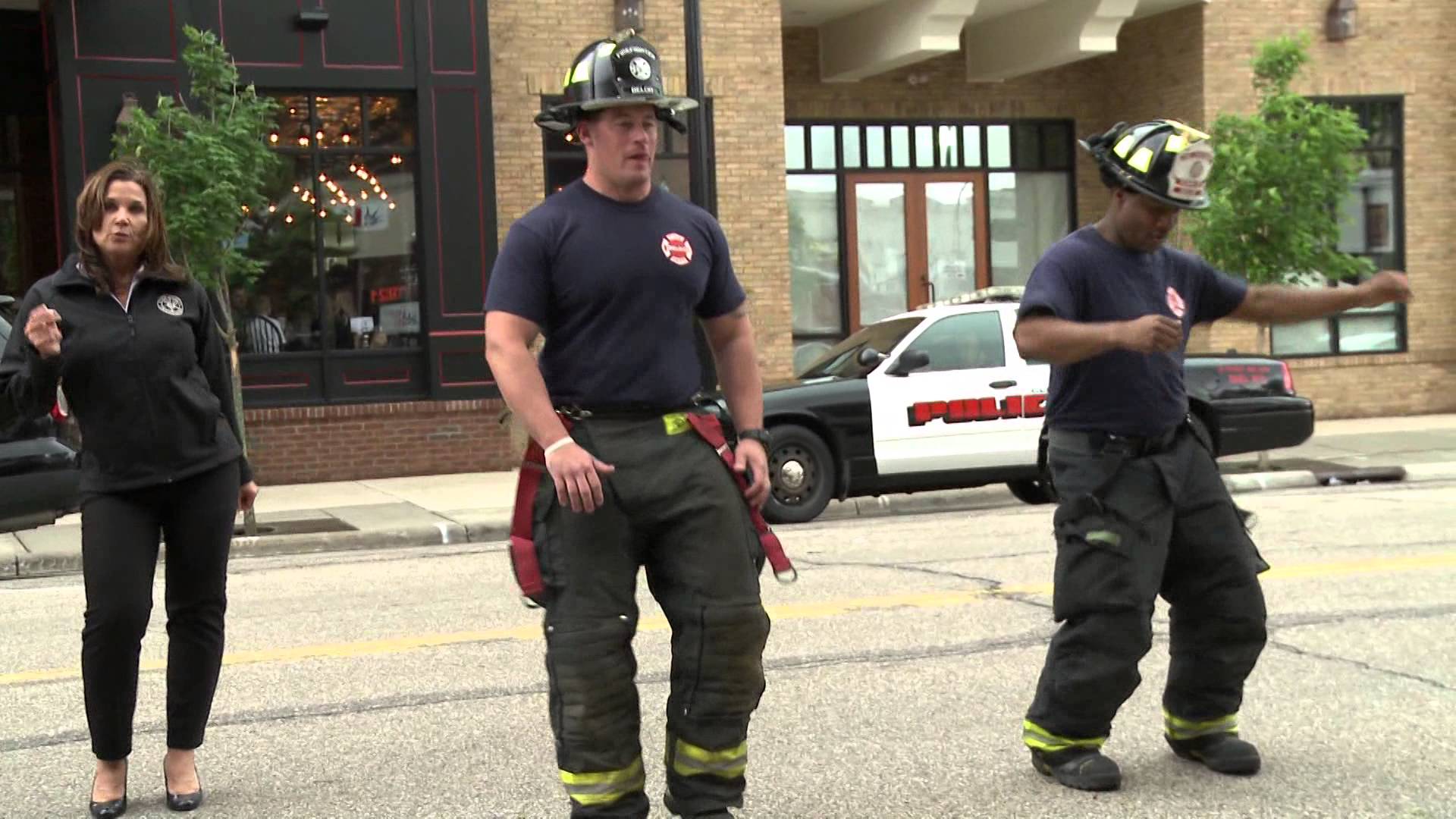 VIDEO: Forši! Arī policistiem un ugunsdzēsējiem reizēm patīk uzdejot! (Rock County 911 – Uptown Funk Lip Dub Video)