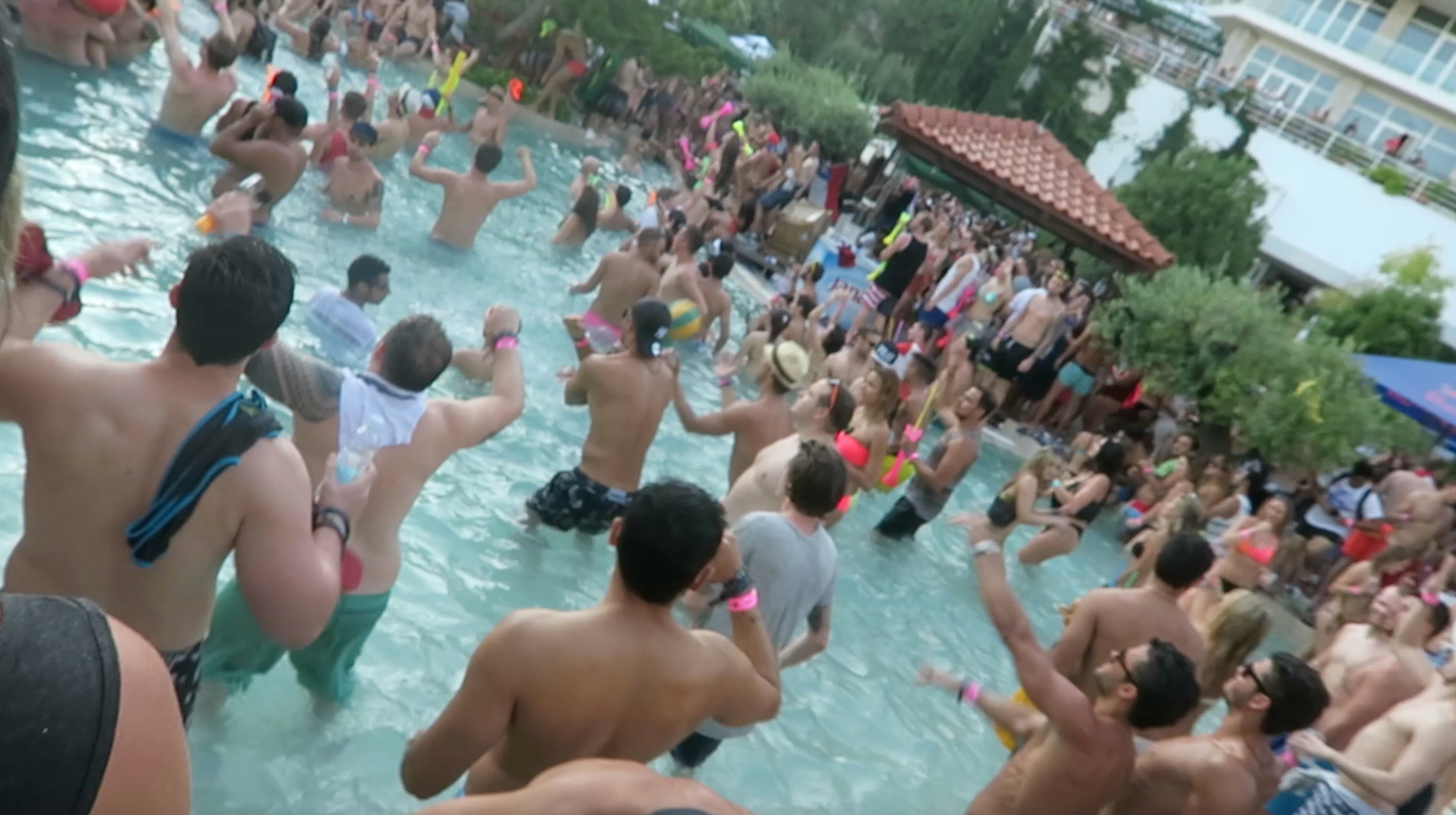 VIDEO: Iespaidīga baseina ballīte Horvātijā! (CRAZIEST POOL PARTY EVER!!)