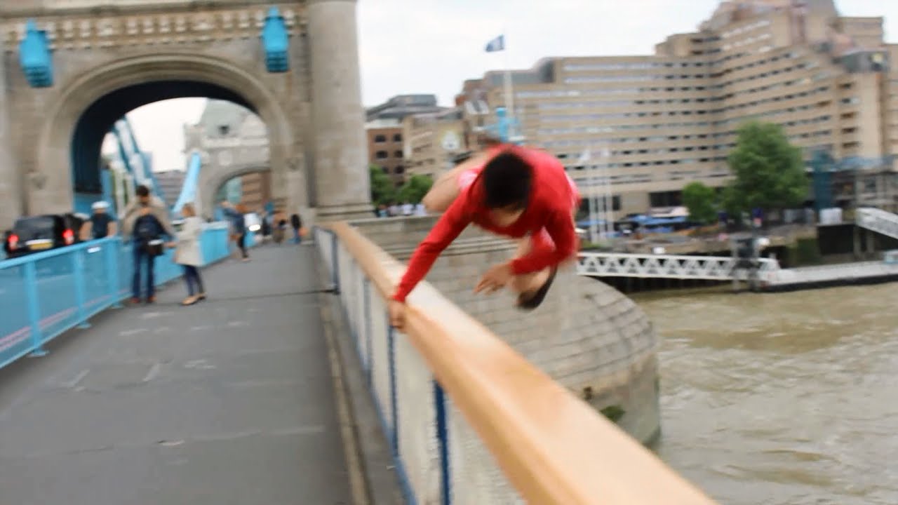 VIDEO: Jaunieša lēciens no Tauera tilta beidzas neveiksmīgi. (Jumping off London Tower Bridge GOES WRONG!)