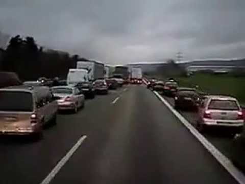 VIDEO: Kā vāciešu autovadītāji reaģē uz operatīvā transporta skaņām? (How Germans React to Ambulance Siren)
