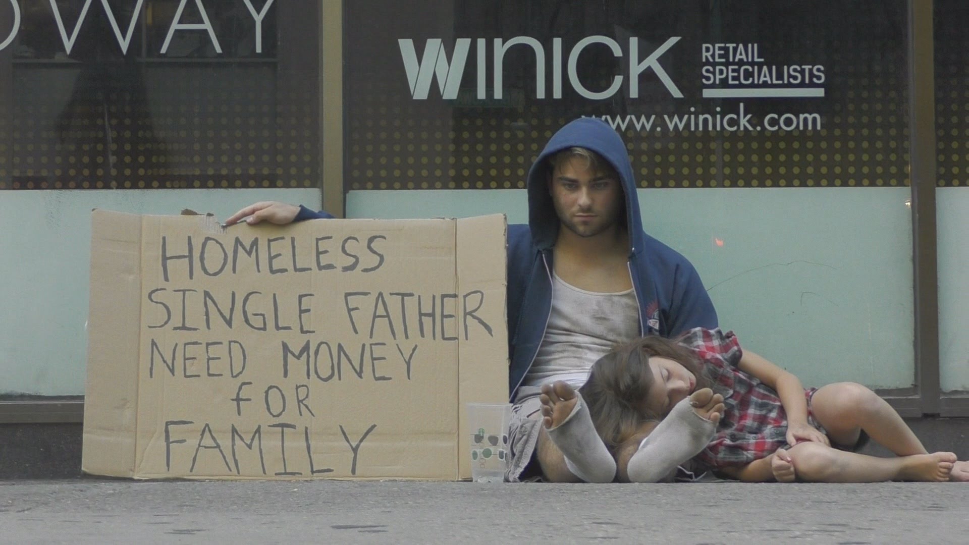 VIDEO: Kam Tu atdotu savu naudu? Narkomānam vai vientuļajam tēvam? (Homeless Drug Addict VS Homeless Father(Social Experiment))