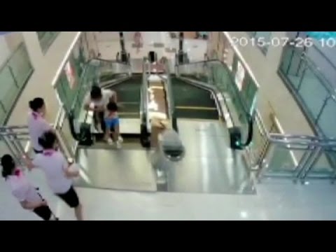 VIDEO: Kārtējais eskalatora negadījums Ķīnā. Šoreiz ar traģiskām sekām! Brīdinām – video ir nepatīkami skati! (Man watches wife die in China escalator accident)
