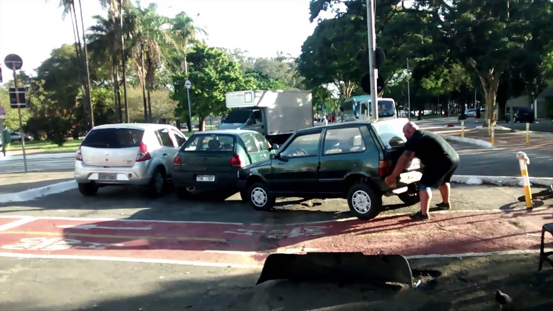 VIDEO: Neatstāj savu auto tam neparedzētā vietā! Garām var braukt/iet kāds spēkavīrs. (O homem mais forte do mundo)