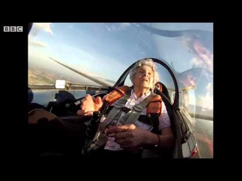 VIDEO: Par vēlu būs tikai zārkā. (Woman, 100, in birthday glider stunt over Suffolk)