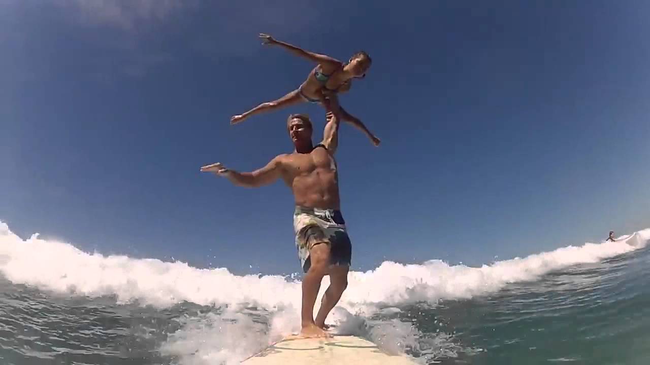 VIDEO: Satriecoši! Sērfotāju deja! (Cheerleading Surfers!)