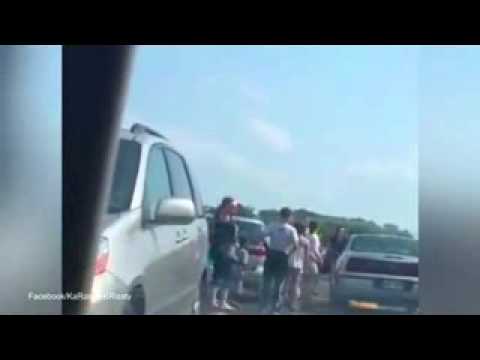 VIDEO: Sieviete izsit svešas automašīnas logu, lai izglābtu tur atstātu divgadīgu bērnu! (Woman smashes car window to rescue toddler stuck inside)