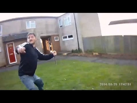 VIDEO: Uzbrukums policistam ar nazi no viņa skatu punkta. (Body cam footage shows knife wielding man running at police)