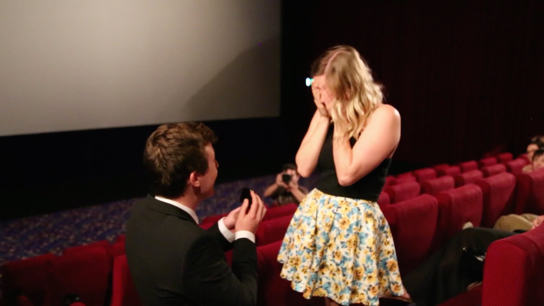 VIDEO: Viens no pēdējā laika izcilākajiem bildinājumiem! (Aussie guy proposes to girlfriend in packed cinema. Best wedding proposal EVER!)