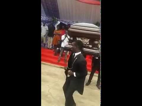 VIDEO: Visai interesantas bēres… bet varbūt nemaz nav tik slikts variants!? (Pallbearers dancing with the body at funeral grounds in kumasi – Ghana!)