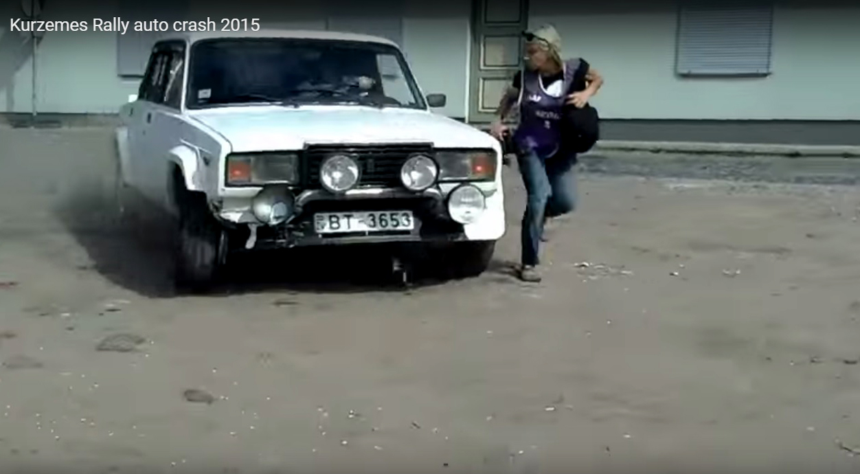 VIDEO: Neticami! Fotogrāfe par mata tiesu izglābjas no sporta auto Kurzemes rallija sacensībās! (Kurzemes Rally auto crash 2015)