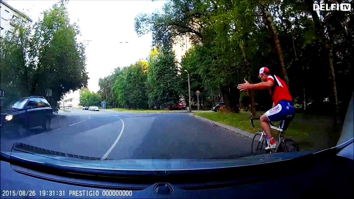 VIDEO: Nesaprašanās uz ceļa starp autovadītāju un velosipēdistu Rīgā!