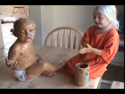 VIDEO: 5 minūtes klusuma beidzas ar riekstu sviestā ieziestu brālīti. Vienīgā, kas nav par to sajūsmā, ir mamma! (Girl Covers Her Little Brother in Peanut Butter _Peanut Butter Baby)