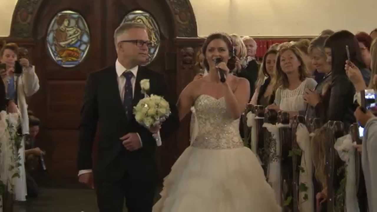 VIDEO: Aizkustinoši! Iespējams labākā līgavas ierašanās uz savu kāzu ceremoniju. (Maria & Ronny got married, “the surprise” – Ålesund Church – Norway (HD))