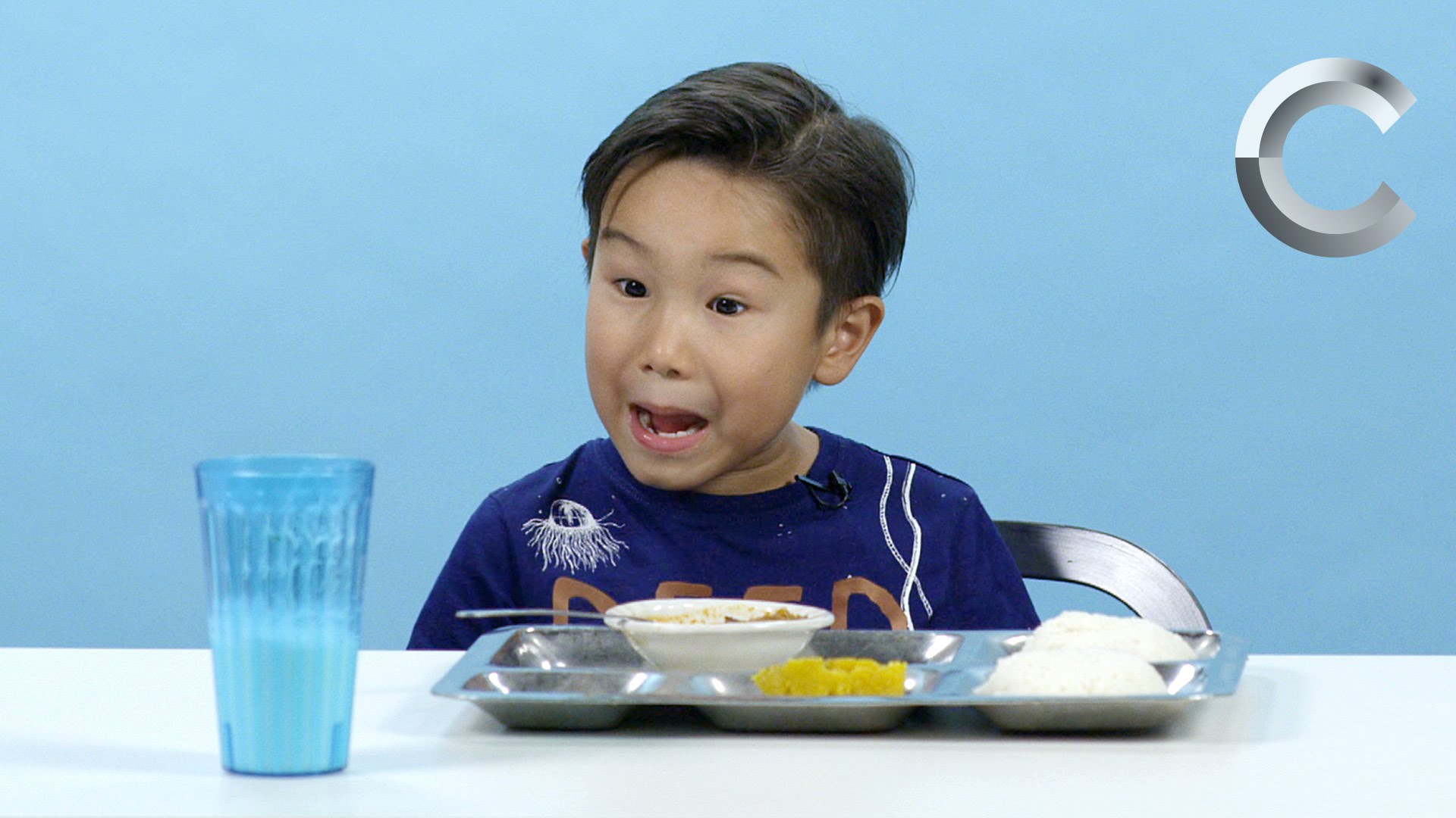 VIDEO: Amerikāņu bērni ēd citu valstu skolas pusdienas. Viņu reakcija – man tiešām tas ir jāēd!? (American Kids Try School Lunches from Around the World)