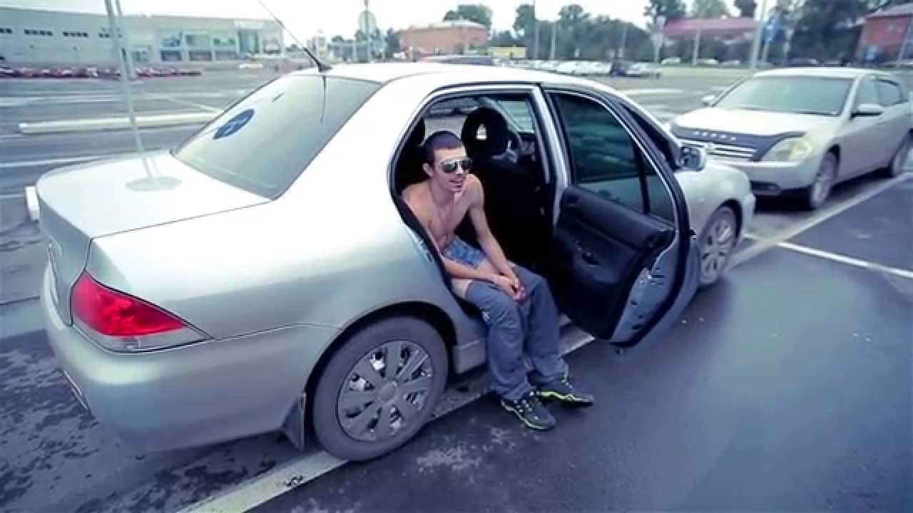 VIDEO: Aptuveni nojaušu kā jūtas pa mašīnas stiklu izsmērētā muša.. (Спор №3 СкотчЬ в городе)