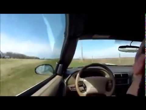 VIDEO: Baisi! No aizmugurē sēdošā pasažiera skatu punkta var redzēt, kas notiek, ja šoferis pie stūres aizmidzis vai viņam kļuvis slikti! (Puisis aizmiga pie stūres!)