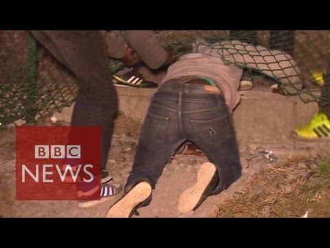 VIDEO: Nelegālie imigranti par katru cenu cenšas tikt no Francijas uz Apvienoto Karalisti. (Calais migrants crisis: Inside ‘The Jungle’ migrant camp – BBC News)