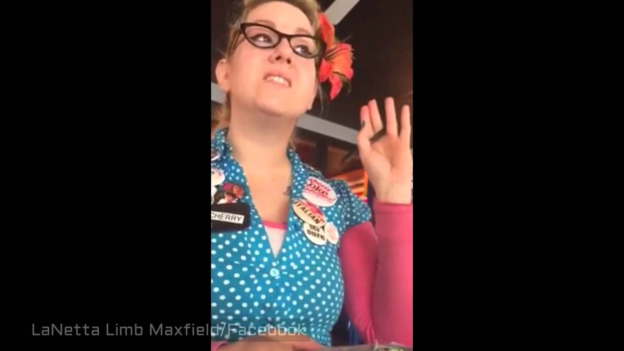 VIDEO: Bez jokiem! Ēstuve Čikāgā, kur darba pienākumos ietilpst rupja un aizvainojoša izturēšanās pret klientiem! (Ed Debevic’s Chicago | Video of Rude Ed Debevic’s waitress | Rude waitress takes internet by storm,)