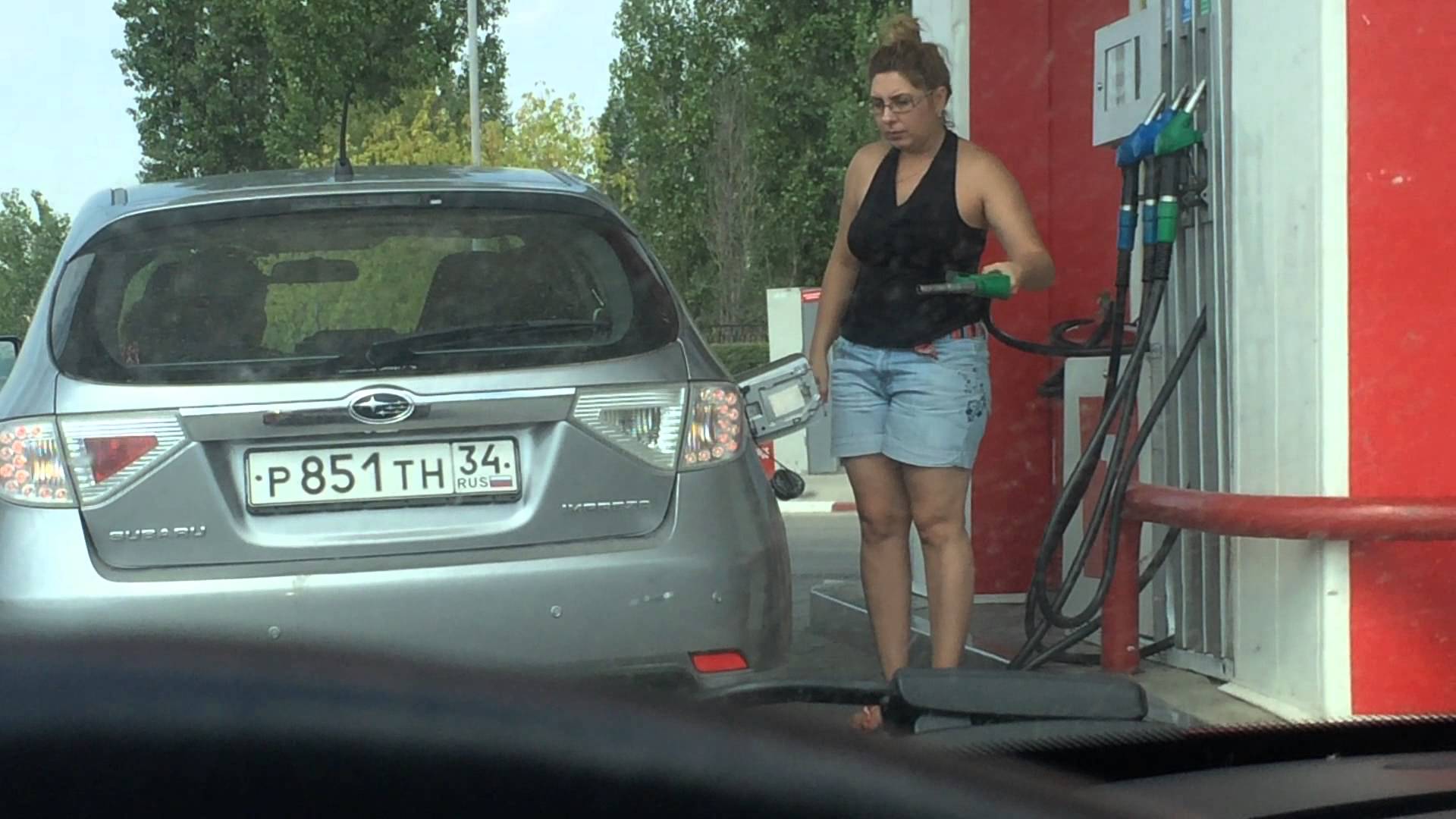 VIDEO: Divas blondīnes degvielas uzpildes stacijā. (Две блондинки на заправке.)