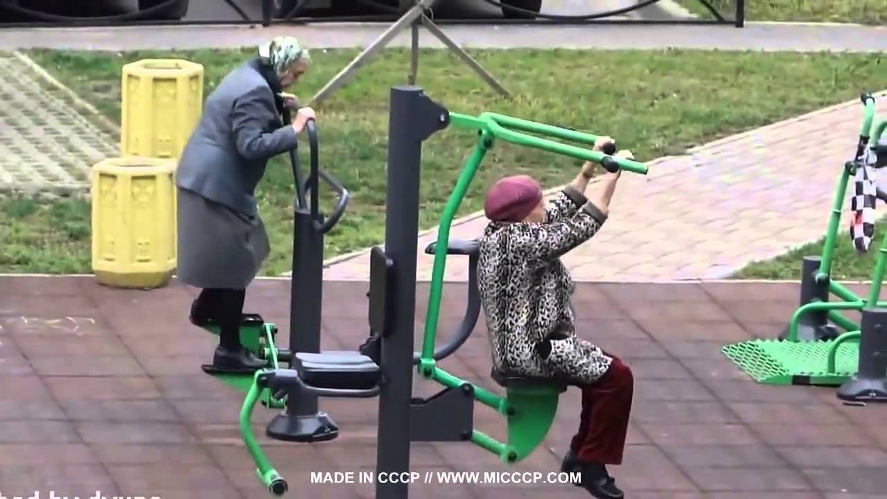VIDEO: Divas vecmāmuļas ierauga interesantus agregātus un metas tiem virsū! (Бабушкин Workout)