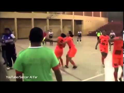 VIDEO: Gaužām nesportiska rīcība pret pretinieču komandas spēlētāju. Tā jau runā, ka sievietes ir nežēlīgākas. (Frustrated female futsal player kicks opponent in the head)