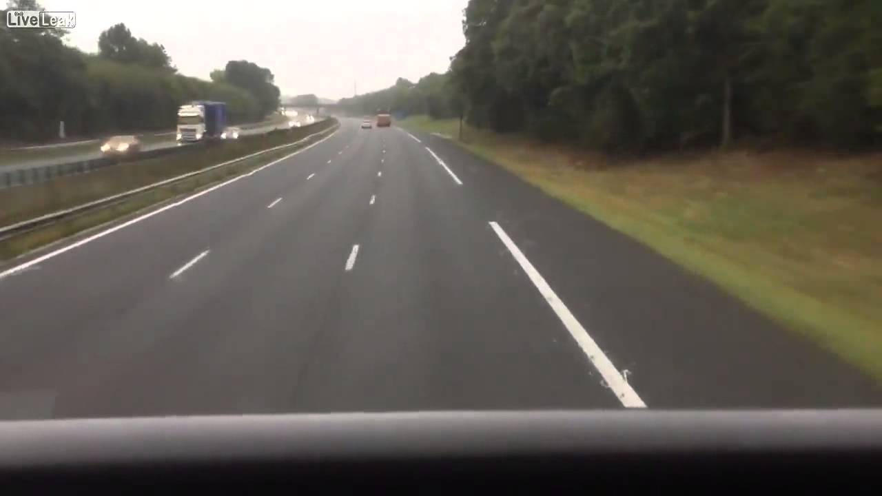 VIDEO: “Hei! Busa vadītājs aizmidzis pie stūres! Paņem stūri!” “Kādu stūri!? Šitas taču jāfilmē!” (Dutch Touring Bus Loses Control After Driver Falls Asleep)