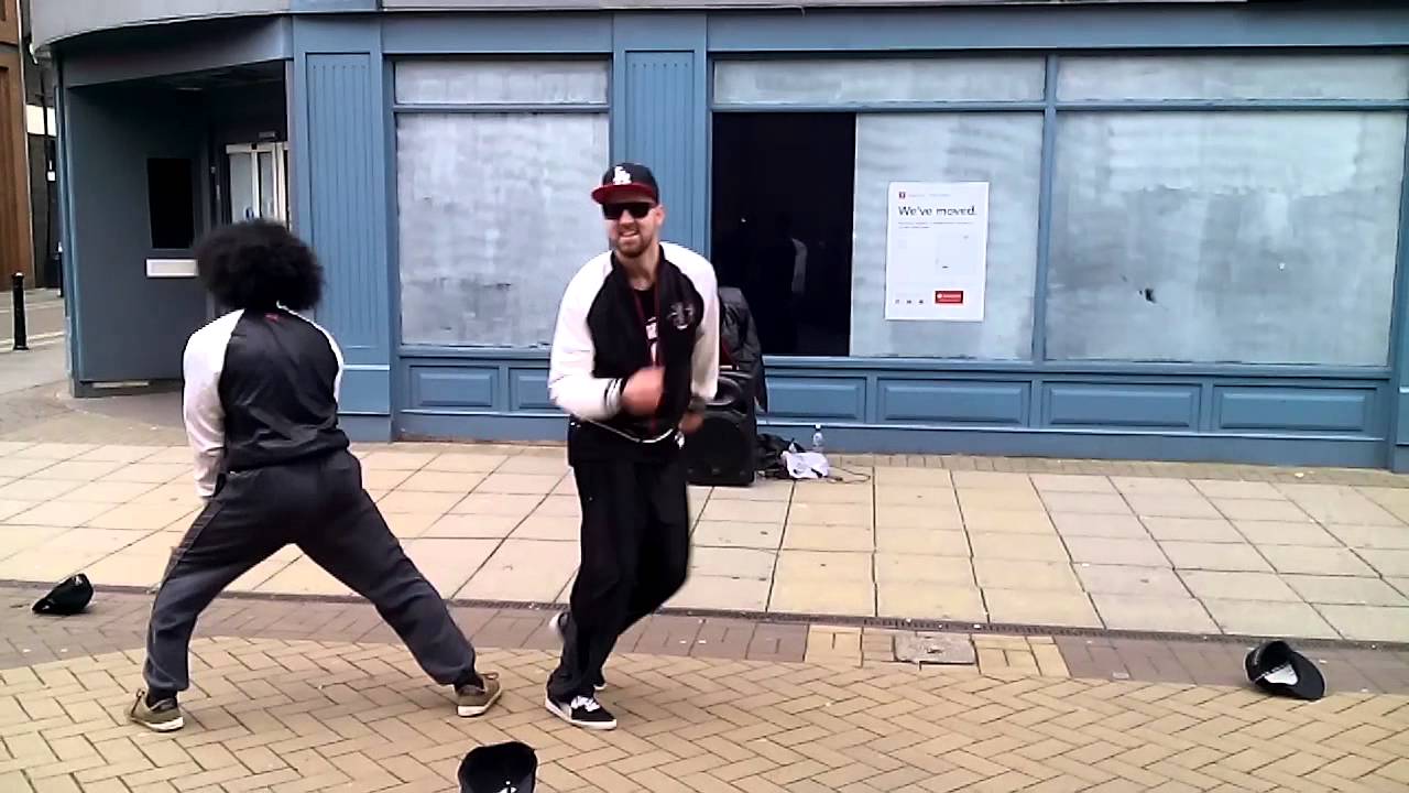 VIDEO: Ir latvieši, kuri Anglijā iztiku pelna arī nedaudz radošāk! (Street dancers in Doncaster – guy with hat from Latvia)