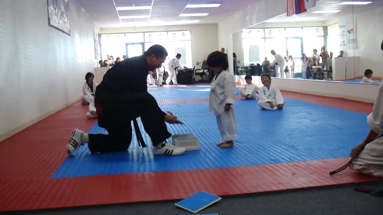 VIDEO: Ir pasaulē tādi cilvēki, kam ne pa kam nesanāk būt agresīvam un dusmīgam.. (Little Boy Trying To Break Board In Taekwondo)