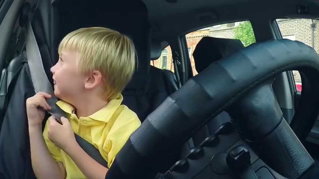 VIDEO: Īrijā pie taxi stūres 3 gadus vecs zēns. (Say Hailo to the 3 year old taxi driver…)