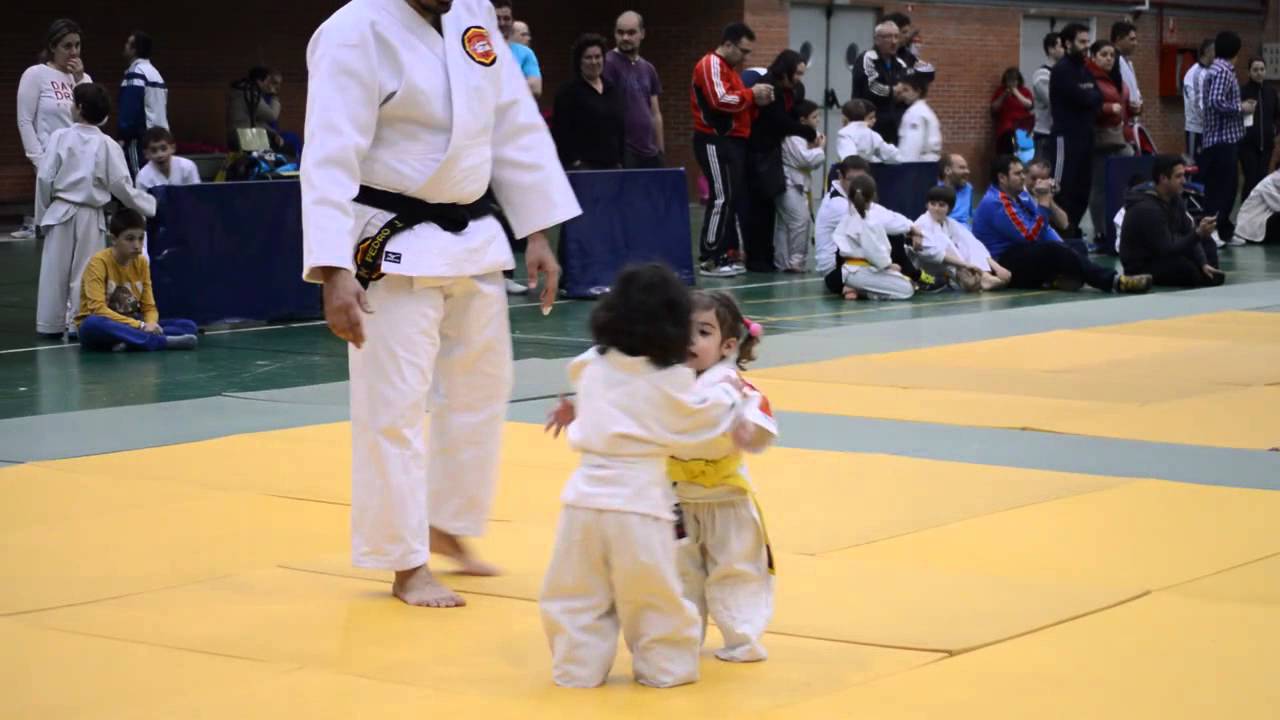 VIDEO: Jaukākais džudo pasaulē! (Little girls judo fight Little Kids Judo Funny)