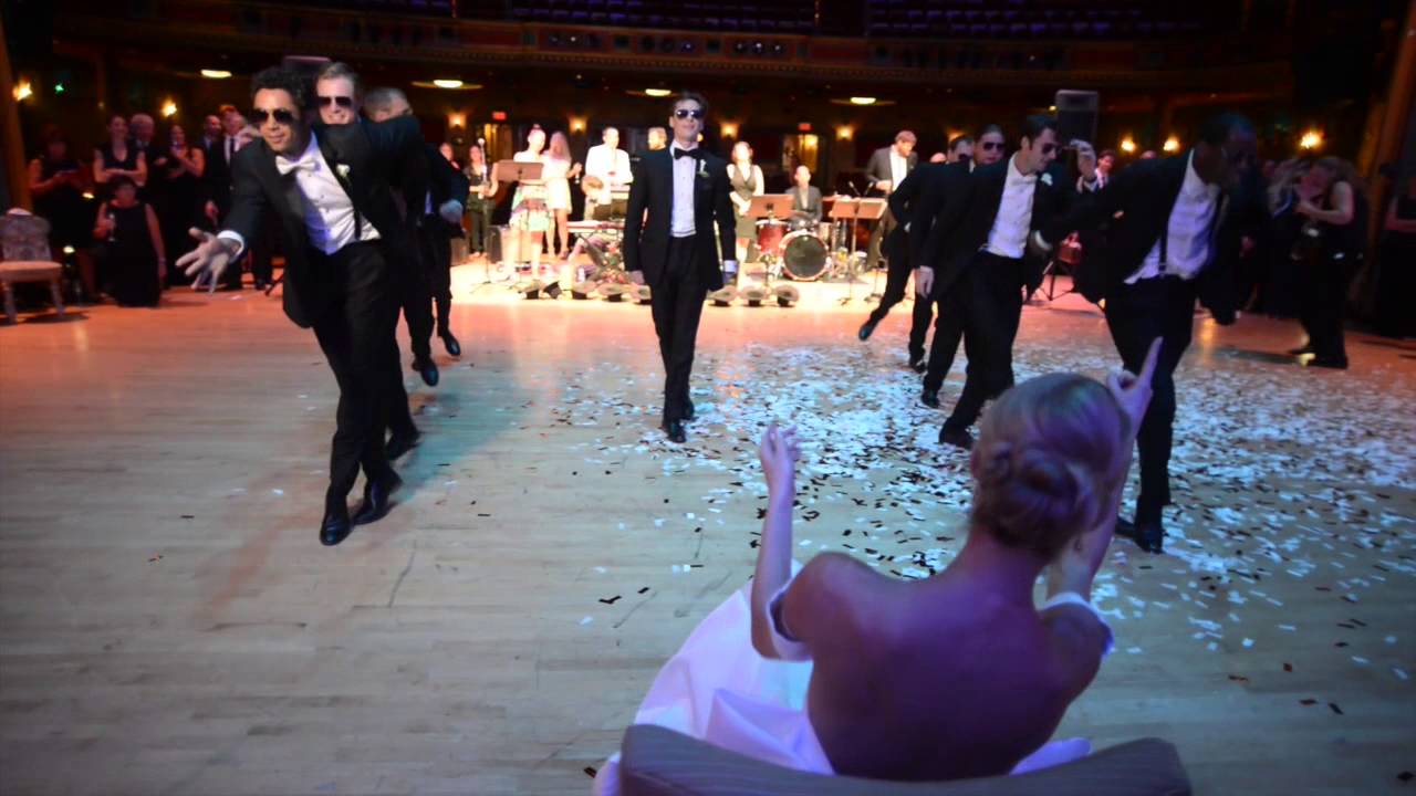 VIDEO: Jaunais vīrs un līgavaiņa brāļi krietni pacentušies, tapinot priekšnesumu sievai! (Ballerina Wedding: Surprise Groomsmen Dance)