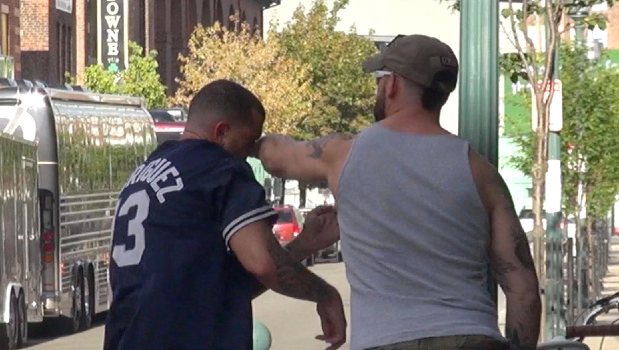 VIDEO: Kā bostonieši reaģē uz Ņurjorkas besibola komandas “Yankees” līdzjutēja pastaigu komandas kreklā?  (Wearing Yankees Jersey in Boston (PRANKS GONE WRONG))