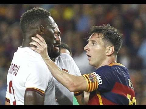 VIDEO: Kad futbola tiesnesis ir tik pārsteigts par negaidītu, nesportisku rīcību, ka aizmirst parādīt dzelteno kartīti. (Messi Moment of Madness (Barcelona vs Roma Friendly 2015))