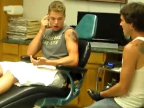 VIDEO: Kad gribas tetovējumu, bet sāpes ir nepanesamas.. (Lol Boy Freaks Out Getting His 1st Tattoo!)