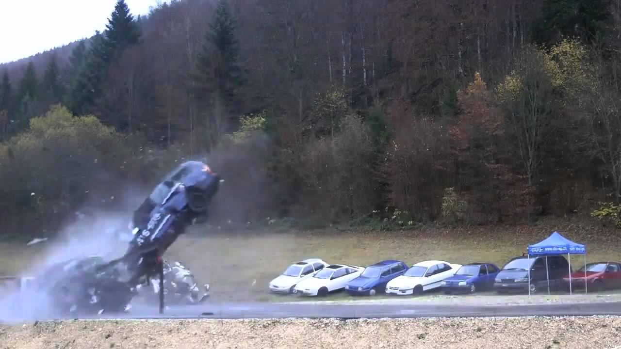 VIDEO: Kas notiek ar automašīnu sadursmes brīdī, ja braukts ar 200 km/h lielu ātrumu? (Crash test przy 200km/h)