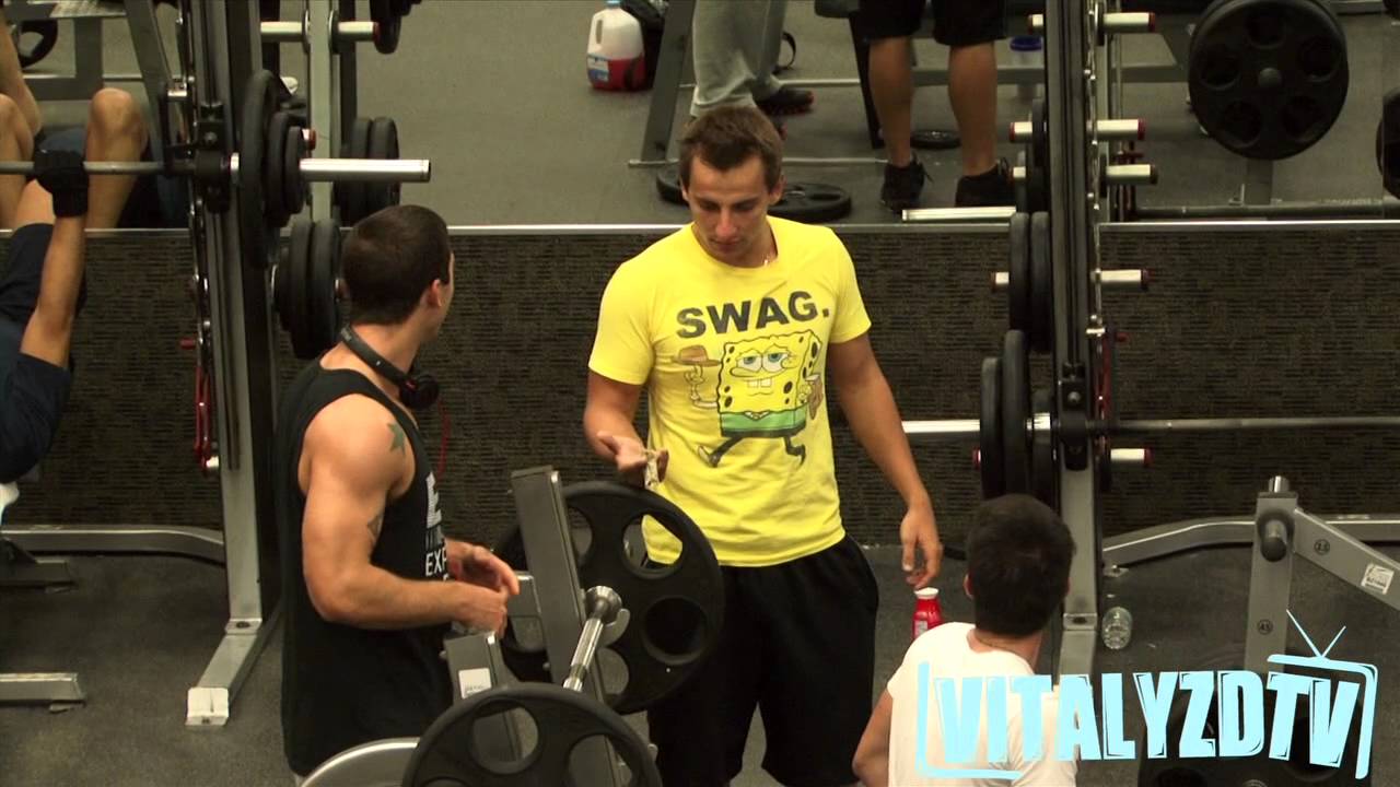 VIDEO: Kas notiek, kad sporta klubā nosauc čaļus par mīkstajiem!? (Do You Even Lift? Gym Edition…)