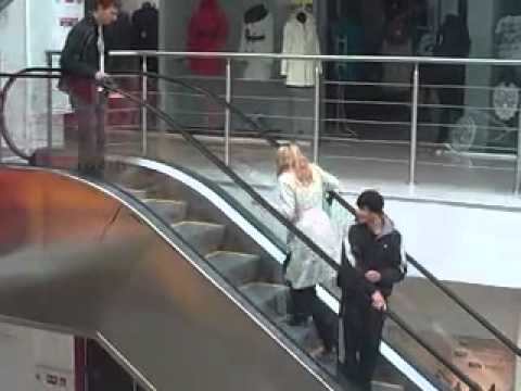 VIDEO: Kas padosies pirmais – blondīne vai eskalators? (Блондинка и эскалатор (Владивосток))