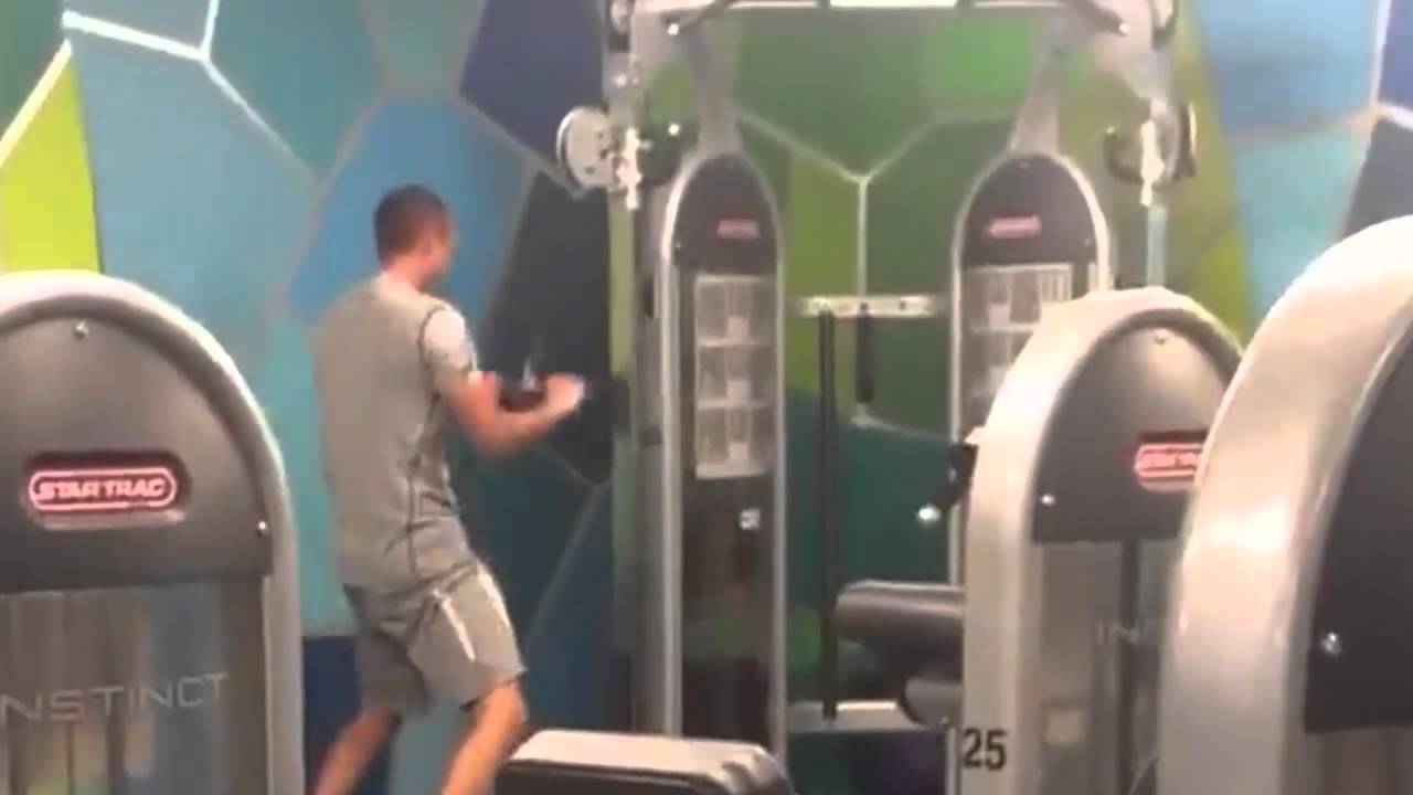 VIDEO: Laikam biežāk jāapmeklē sporta zāle! (Awkward Workout He works out at my gym and he’s probably single ladies)