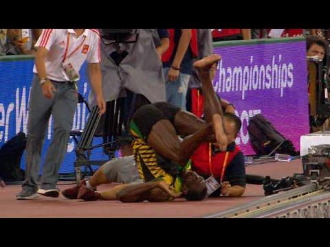 VIDEO: Lempīgs operators gandrīz savaino Useina Bolta kājas pēc uzvaras Pasaules čempionātā! (Epic Fail Usain Bolt Taken out by Camera Man After Winning 200M Title at World Championships 2015)