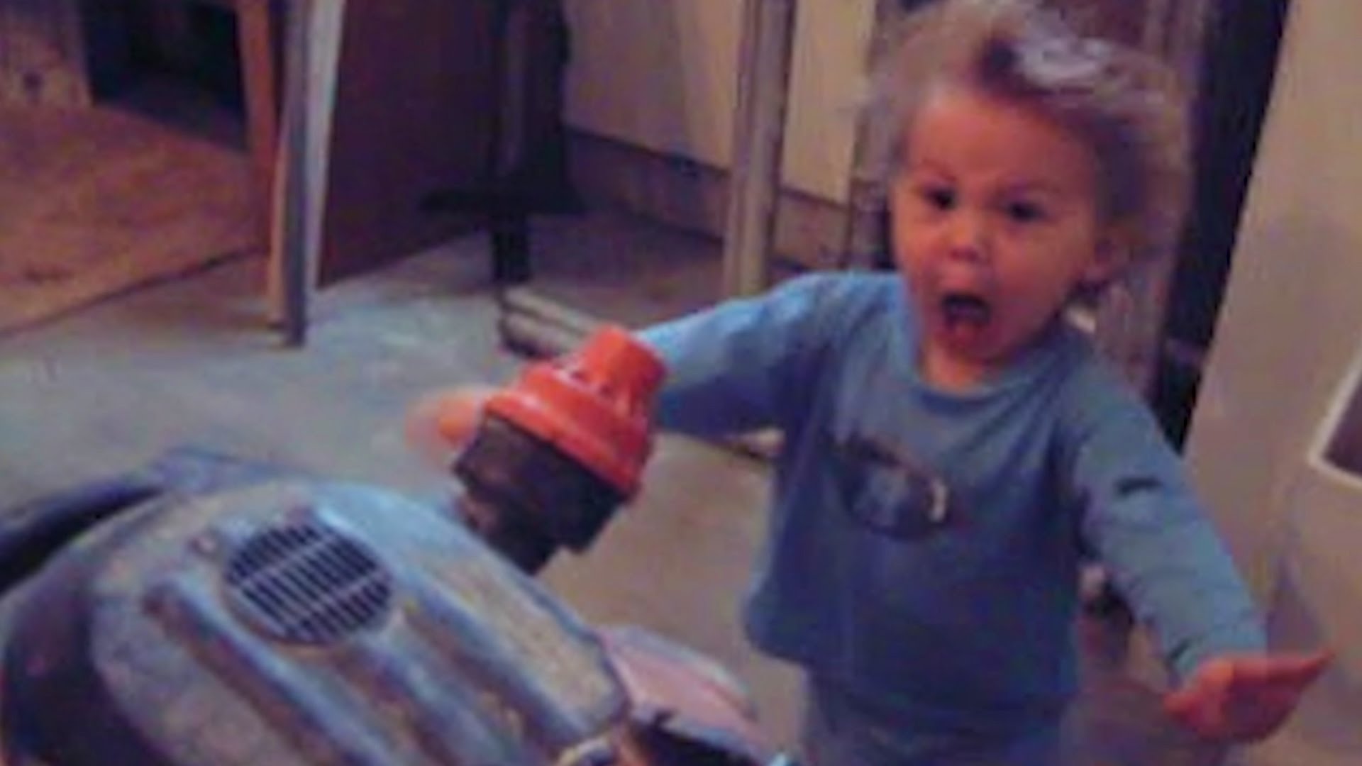 VIDEO: Lielākais bieds un izklaidētājs vienlaikus. (15 Babies Discover Vacuums)