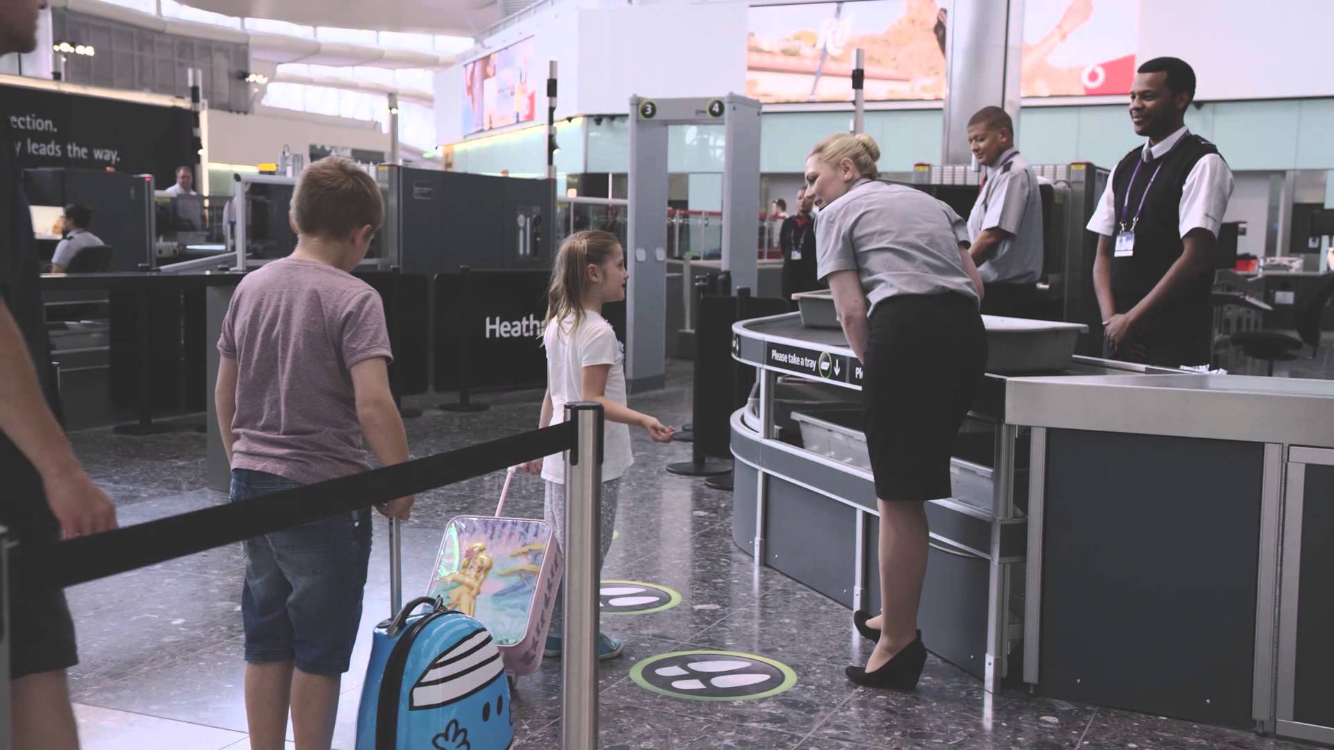 VIDEO: Londonas Hītrovas lidosta ceļā uz titulu “Pirmā, iedomu draugiem draudzīgā lidosta!” Tas nav joks! (Heathrow set to become first ‘imaginary friend friendly airport’)