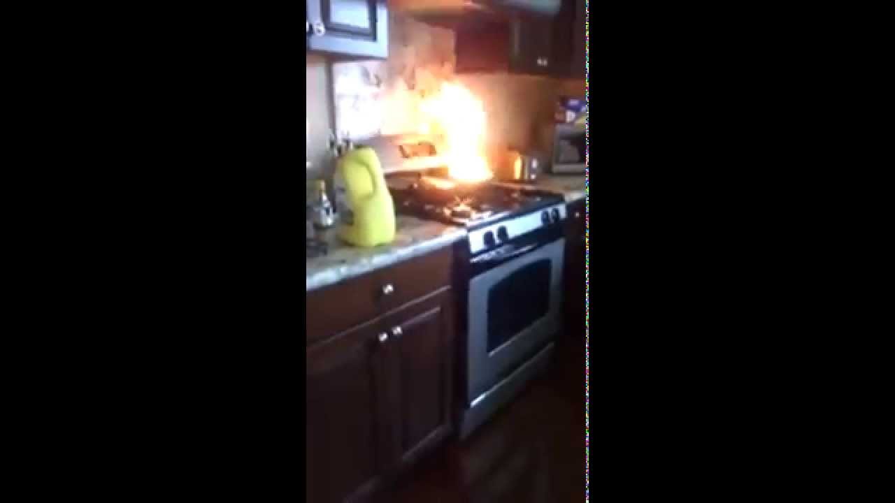 VIDEO: Meitenes prieka pēc sadomāja sakarsušā eļļā ieliet ūdeni, bet nezināja, kā to nodzēst! (Kitchen Fires Are DANGEROUS- Terrifying Grease Fire)