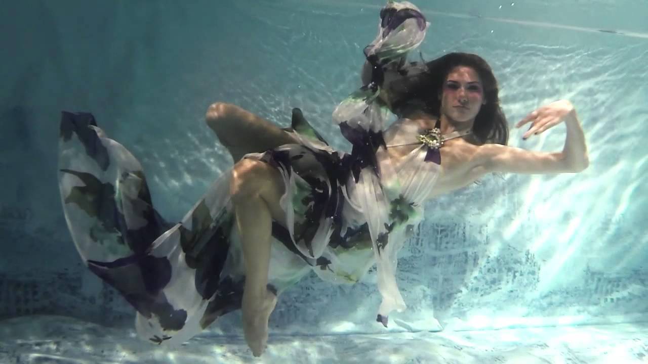 VIDEO: Modeles arī zem ūdens ir modeles. (Underwater fashion show “Harmagedon. Psalm 36:29” Jana Nedzvetskaya S/S 2015)