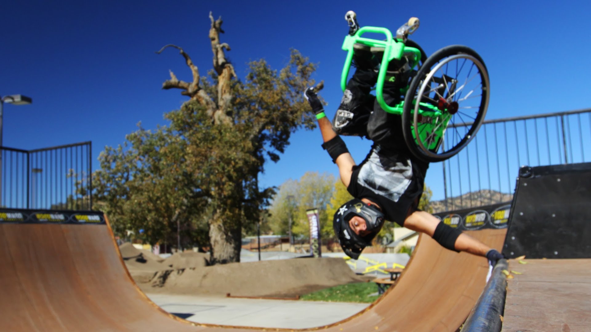 VIDEO: Nav ko čīkstēt, ka nesanāk, ka nemāki, ka negribas.. Piecel savu dupsi no krēsla un aiziet! (Wheelchair Freestyle – Wheelz – Gnarly!)