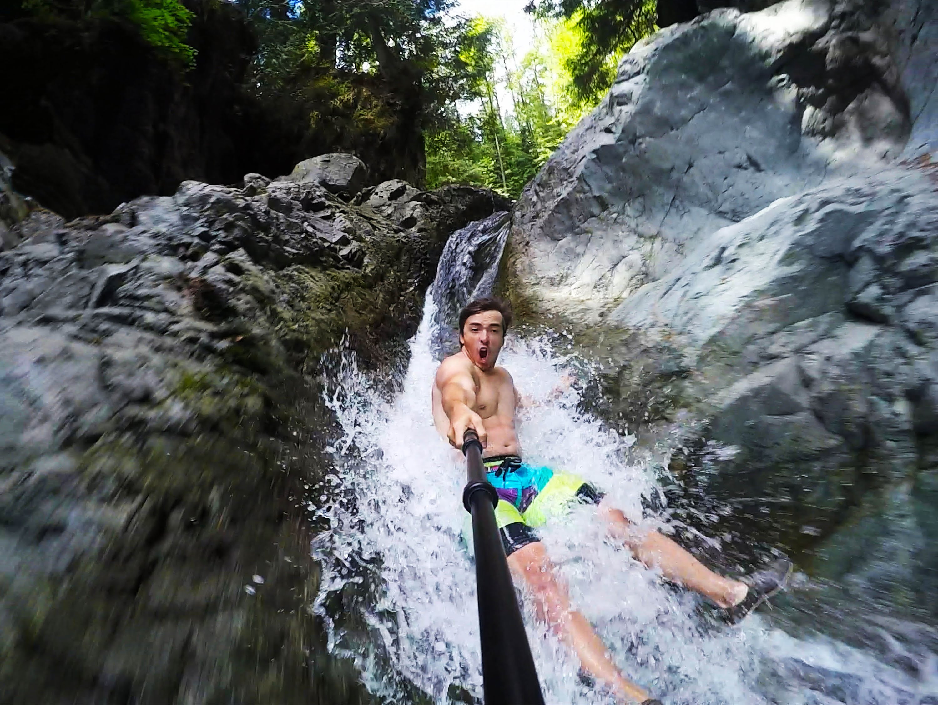VIDEO: Neaizmirstamai atpūtai ņemam 10,6 m augstu ūdenskritumu, dažus trakus draugus un GoPro kameru ideāliem kadriem!  (Slip and Slide Waterfall! 35 feet high in 4K!)