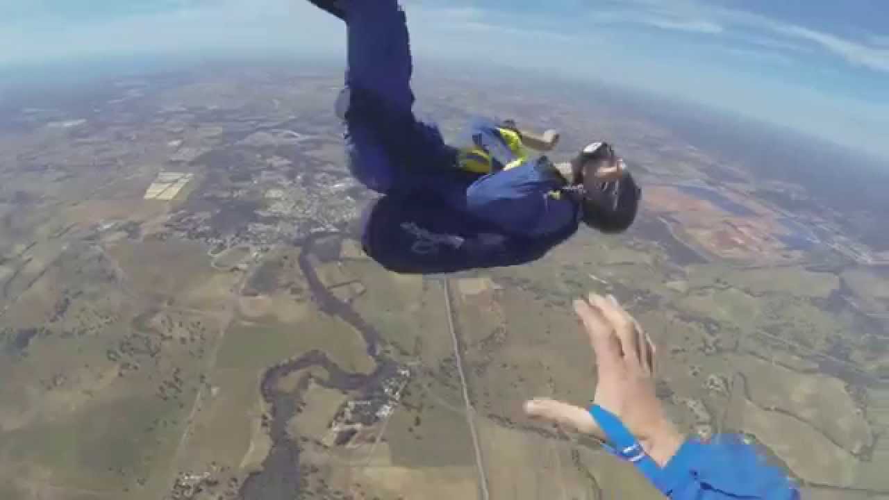 VIDEO: Neīstajā laikā un vietā! Izpletņlēkšanas laikā puisim sākas epilepsijas lēkme. (GUY HAS SEIZURE WHILE SKYDIVING)